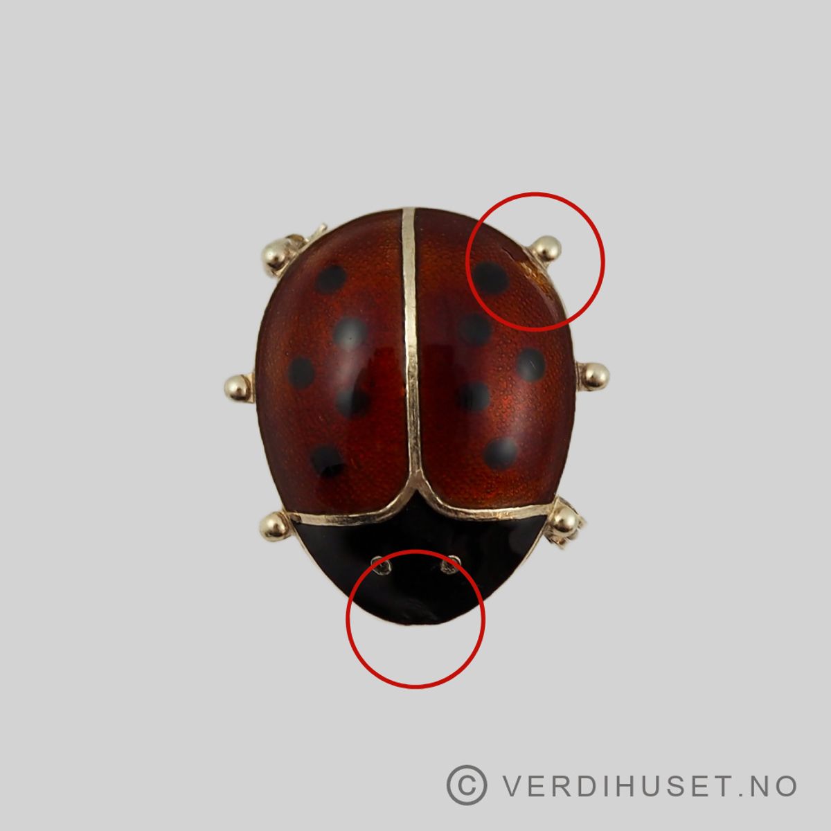 Brosje i forgylt sølv med rød og sort emalje - D-A