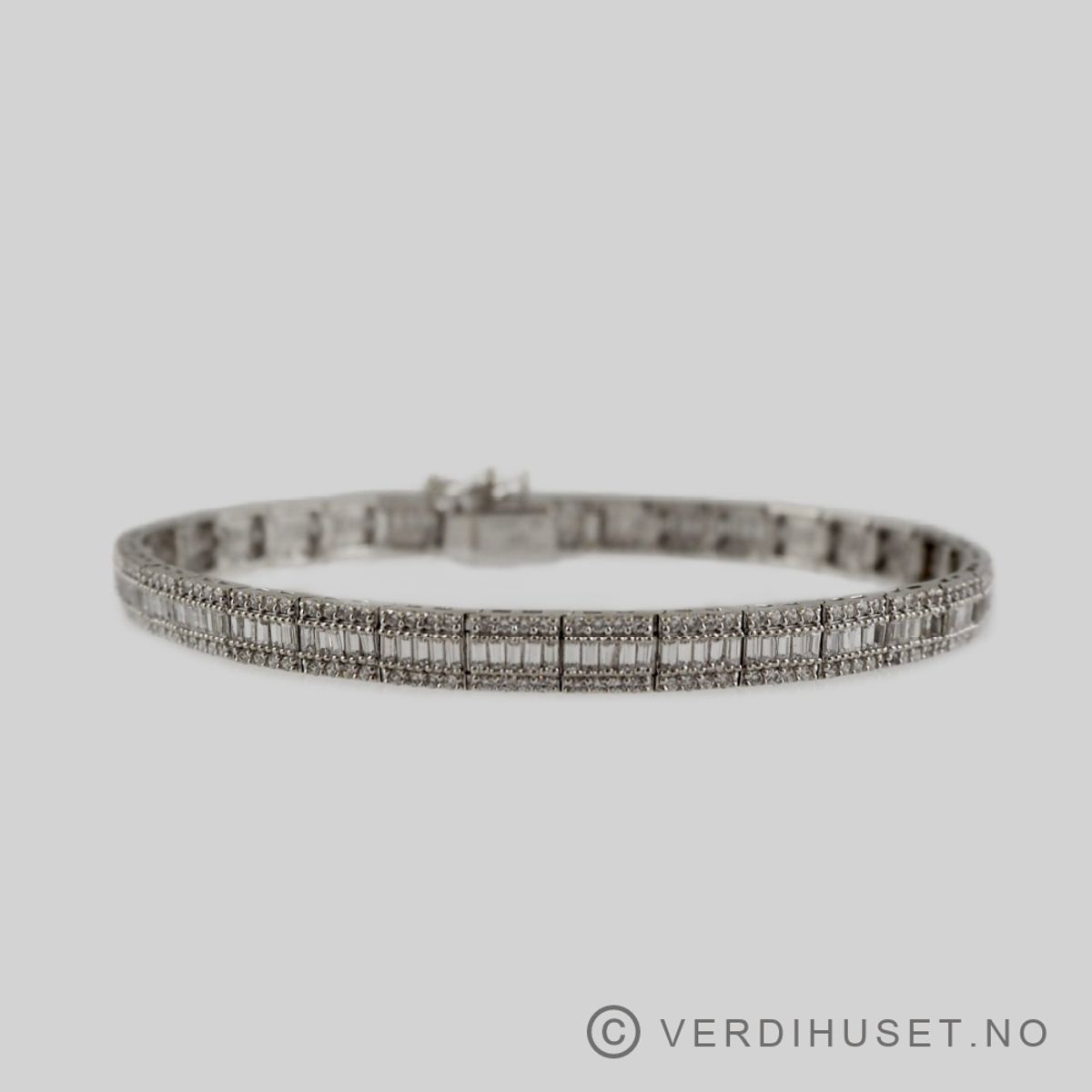 Armbånd i 14 K hvitt gull med blanke stener