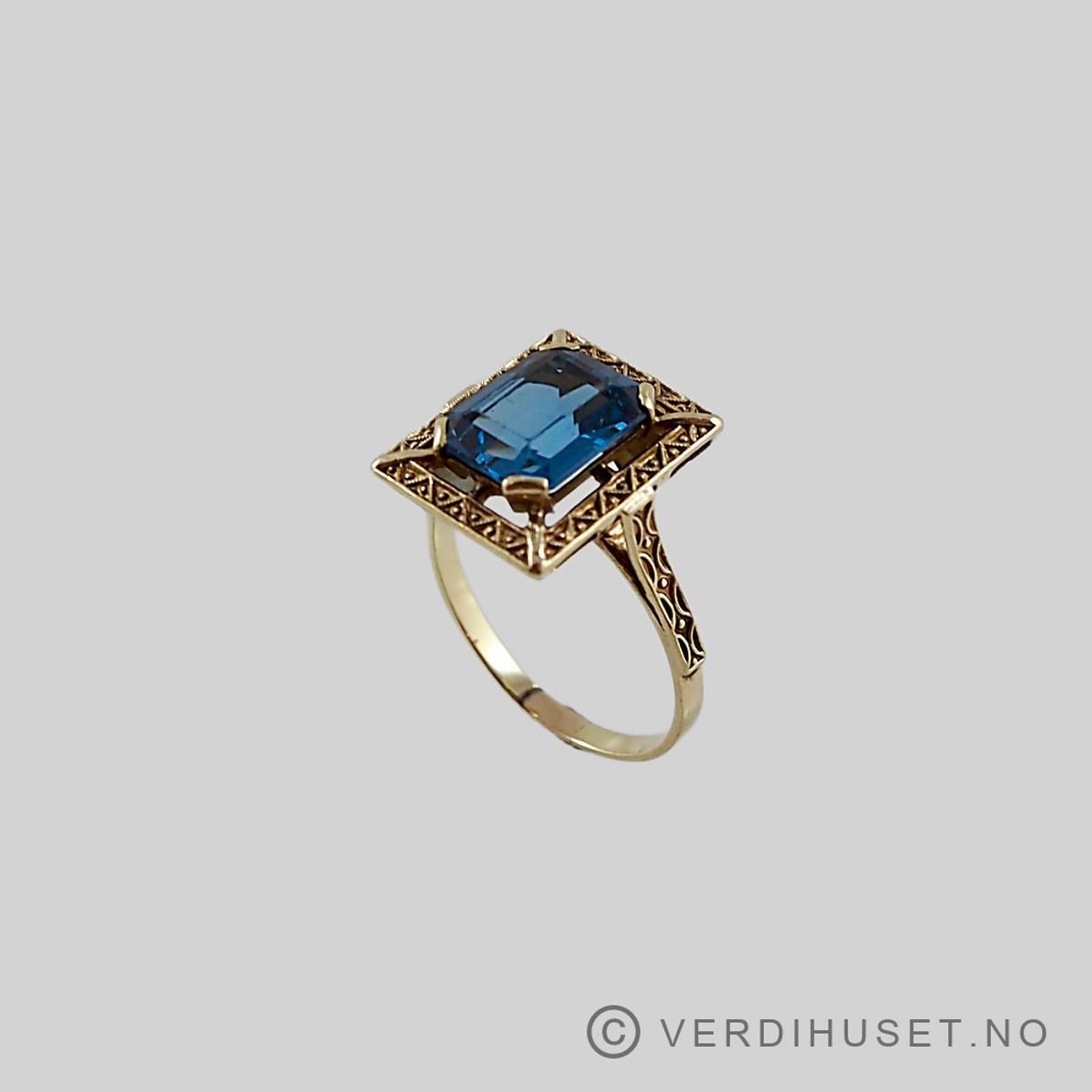 Ring i 14 K gull med blå sten