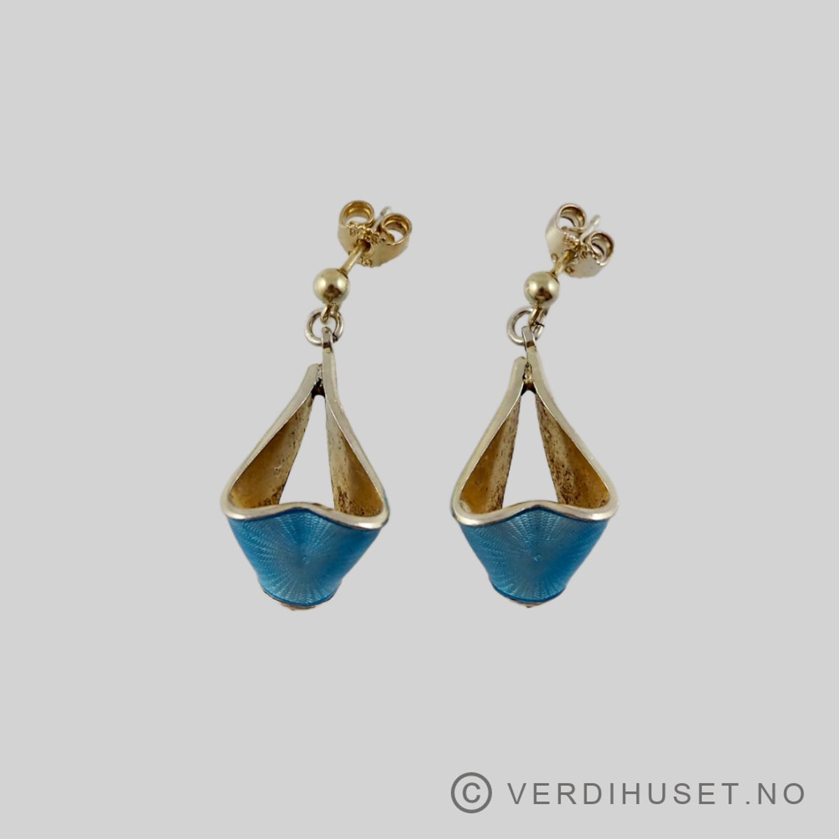Ørepynt i forgylt sølv med lys blå emalje