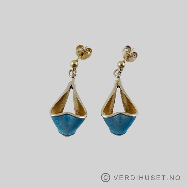 Hovedbilde Ørepynt i forgylt sølv med lys blå emalje