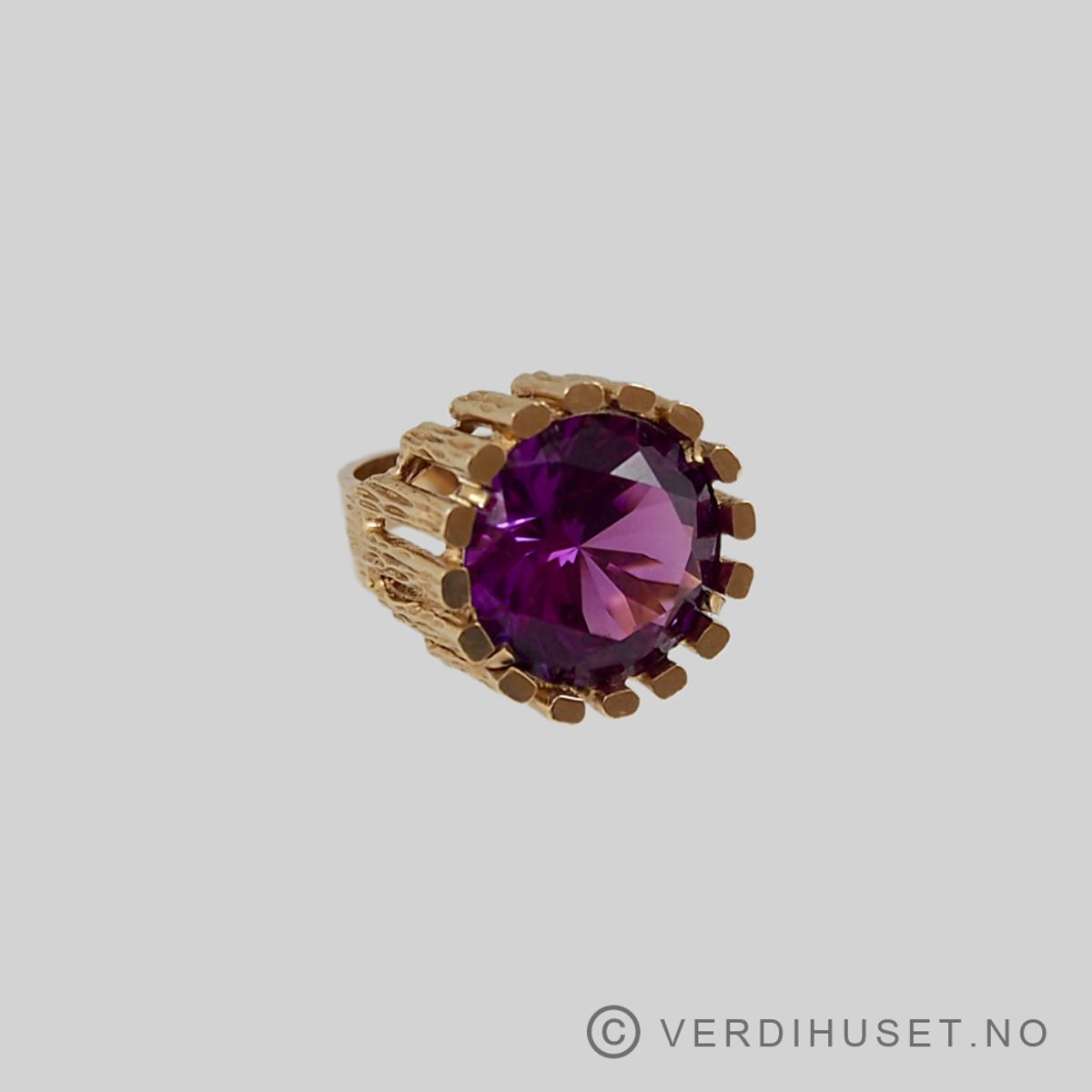 Ring i 14 K gull med stor rosa sten