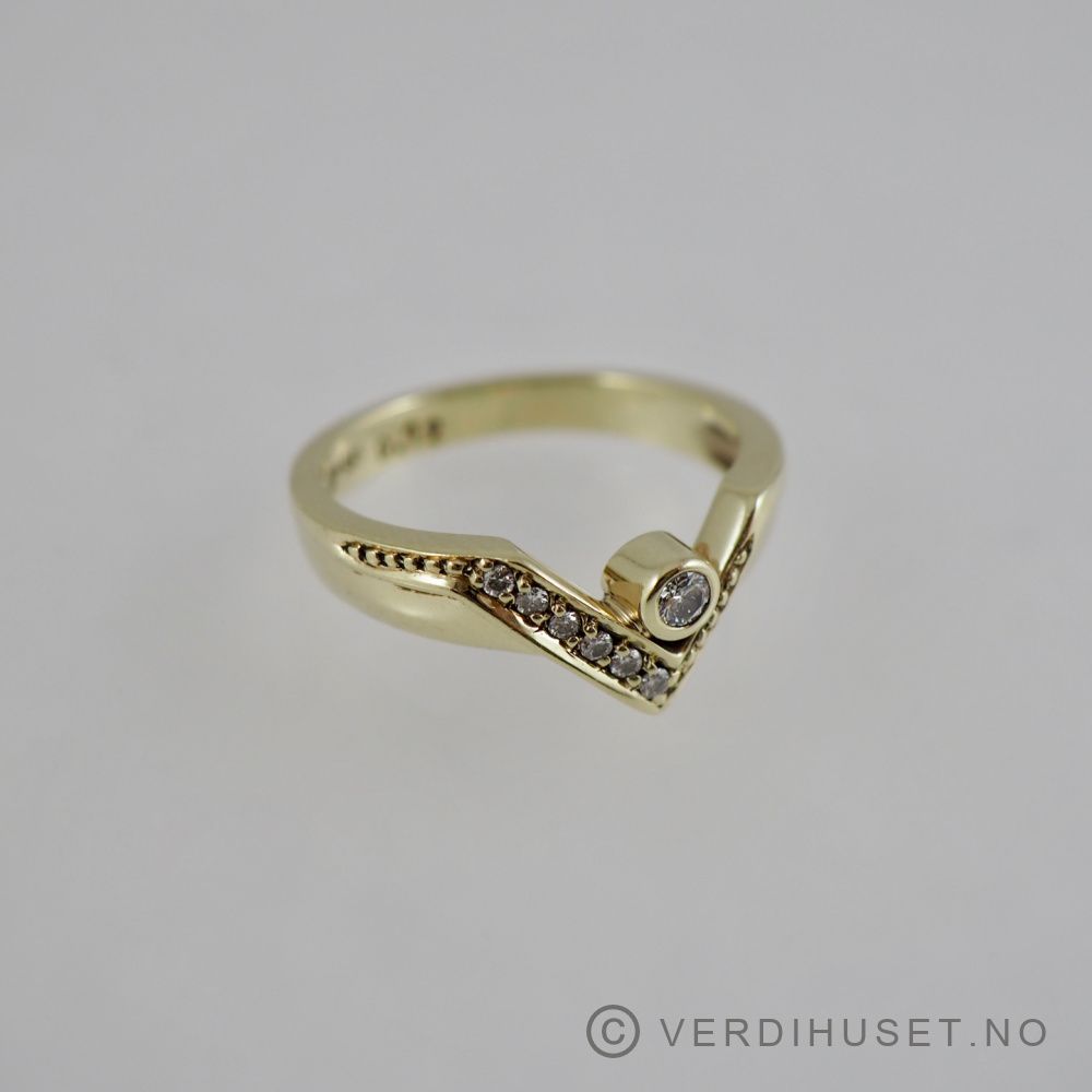 Ring i 14 K gull med diamanter