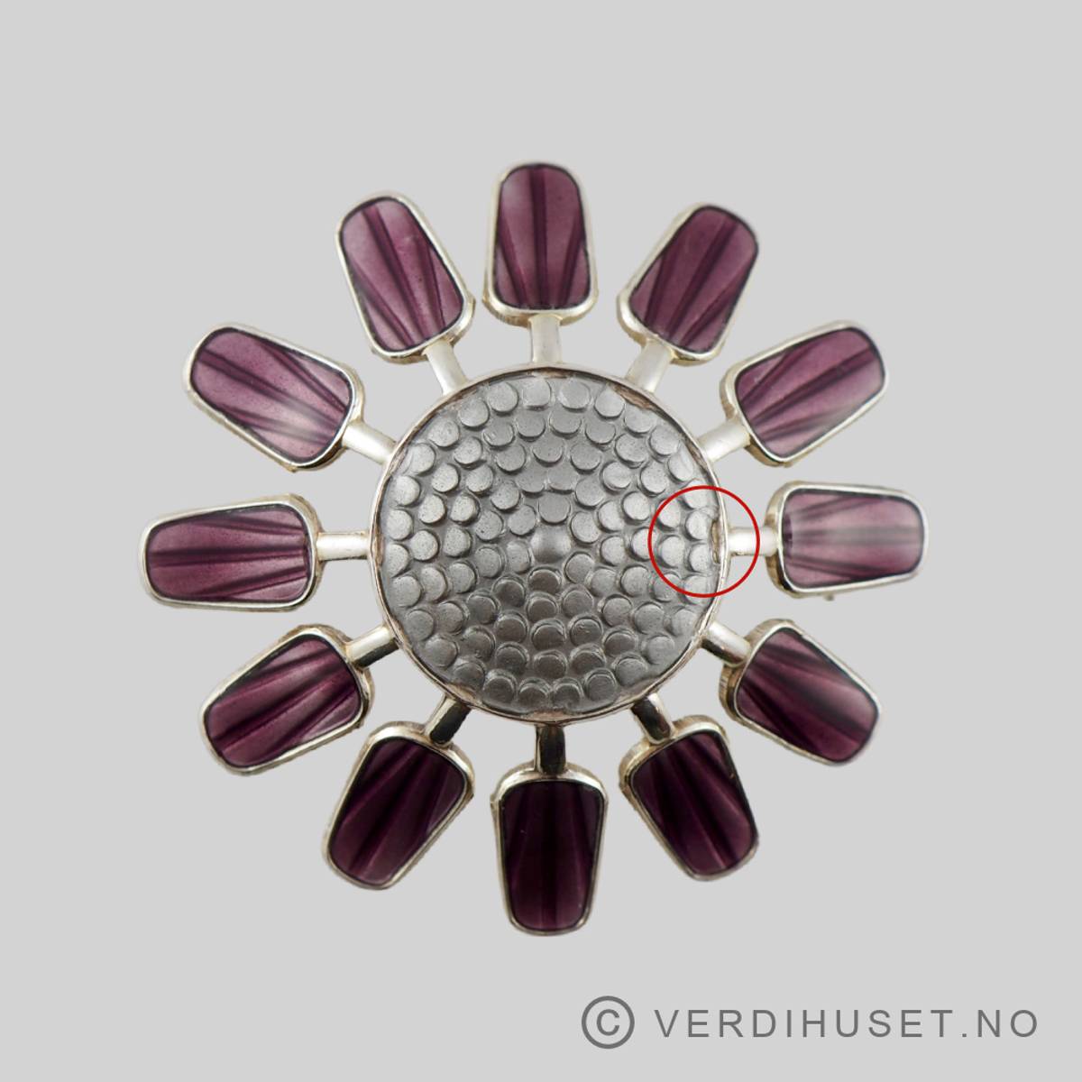 Brosje i forgylt sølv med grå og lilla emalje